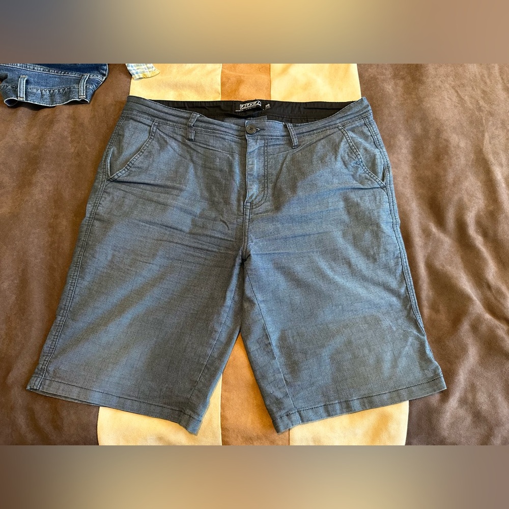 Ezekiel men’s 36 shorts blue check lightweight